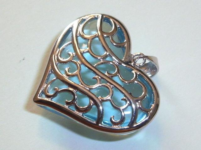 Corazon colgante de Plata rodiada y cristal azul