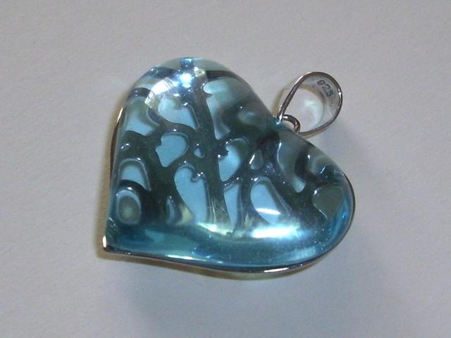 Corazon colgante de Plata rodiada y cristal azul 1