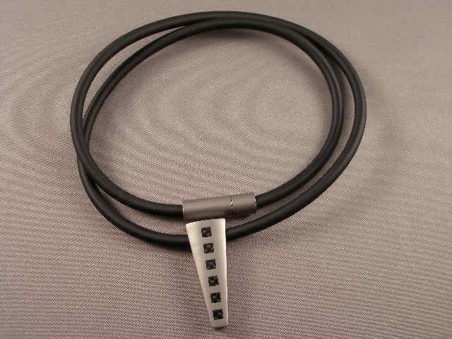 Colgante Acero y Titanio con Cordón de Caucho