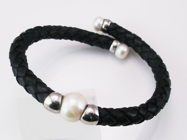 Pulsera en Cuero trenzado 8 Mm. con Perlas y Plata