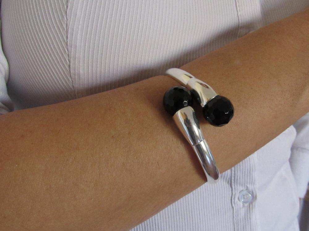 Pulsera Media Caña de Plata de ley con Bolas de Onix 1