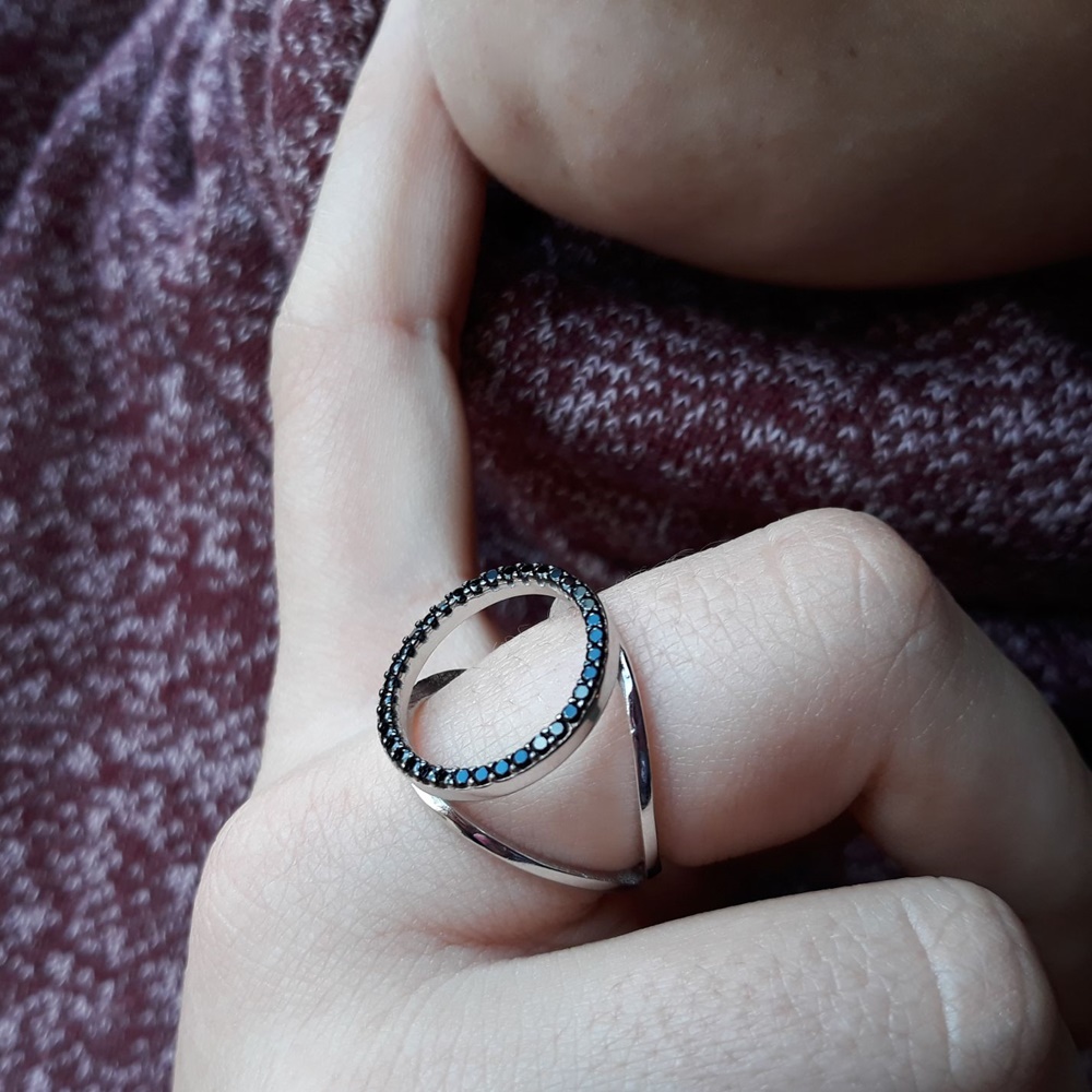 Anillo Karma de Plata rodiada con Circonitas negras ajustable