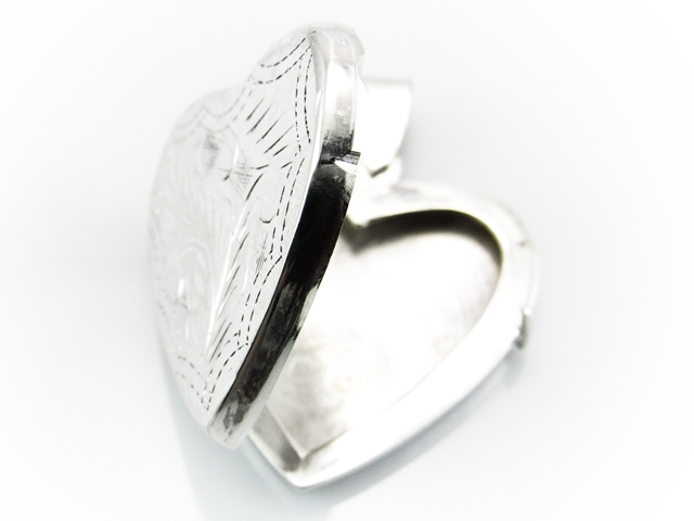 Colgante corazón guardapelos de Plata de ley tallada 1