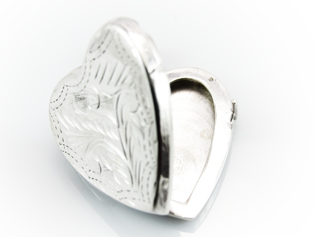 Colgante corazón guardapelos de Plata de ley tallada 2