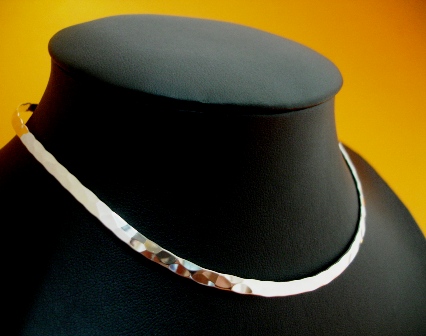 Gargantilla de Plata de Ley rigida 4 Mm martilleada