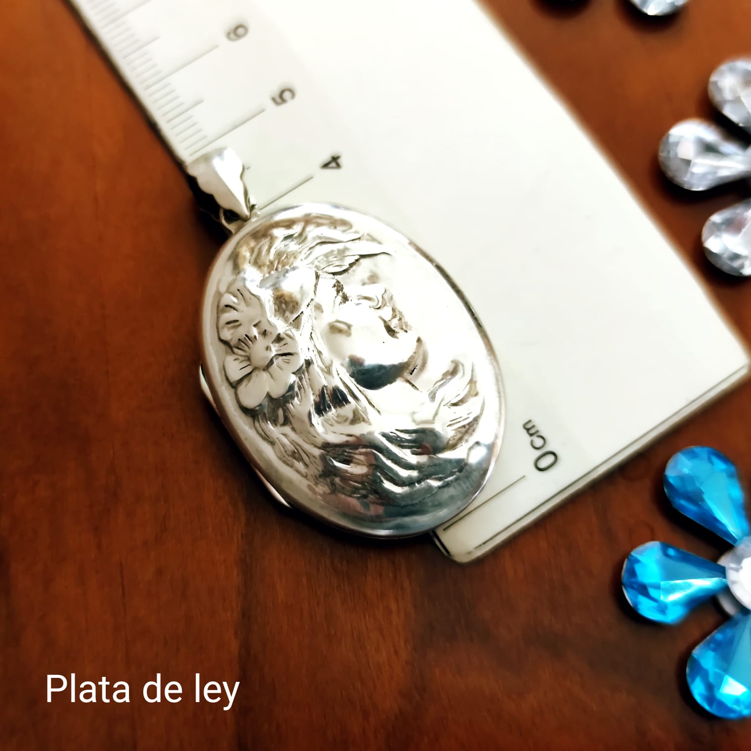 Colgante guardapelos ovalado de Plata relieve 2