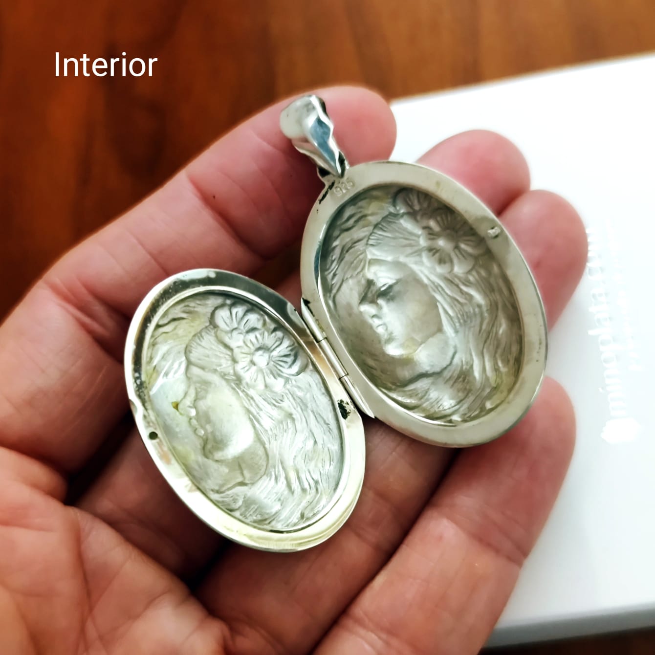 Colgante guardapelos ovalado de Plata relieve 3