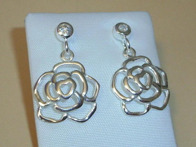 Pendientes flor calada y circonita de Plata de ley