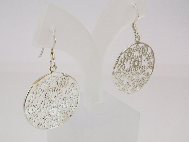 Pendientes redondos flores caladas de Plata de ley 1