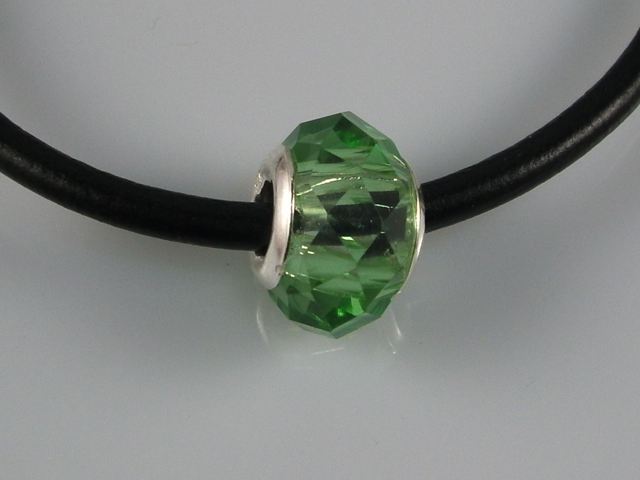 Abalorio de cristal facetado verde y Plata de ley  