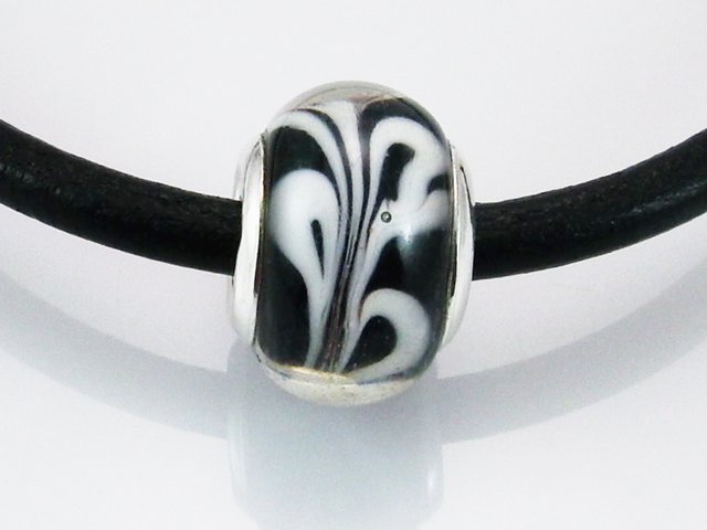 Abalorio Murano negro y blanco en Plata de ley  