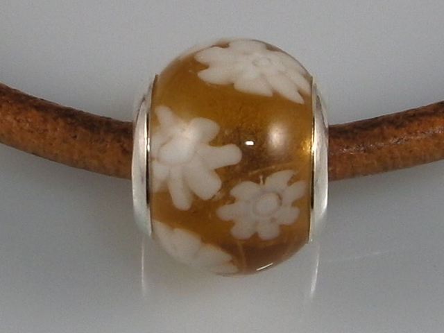 Abalorio Plata y cristal de Murano marron flores blancas
