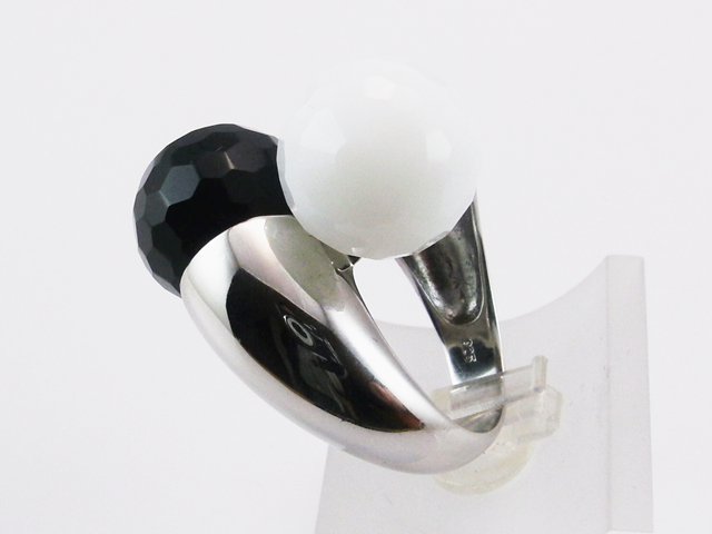 Anillo de Plata rodiada con Bolas Blanca y Negra 1