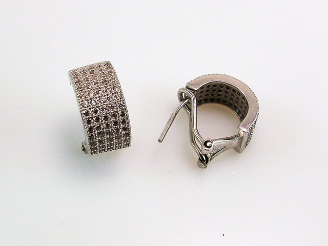 Pendientes en Plata rodiada y Circonitas micro cierre omega