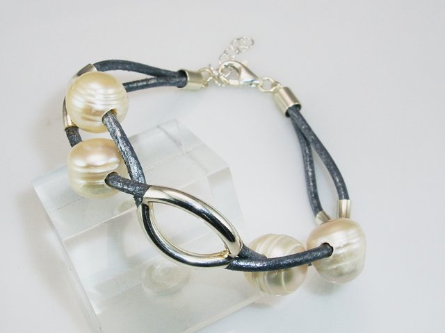 Pulsera de Cuero plateado y Plata con perlas