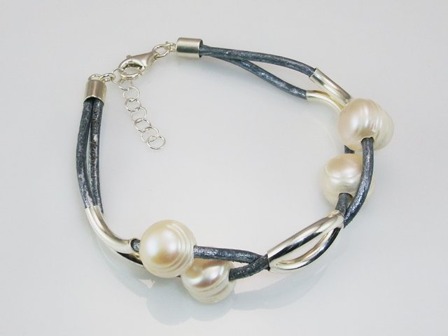 Pulsera de Cuero plateado y Plata con perlas 1