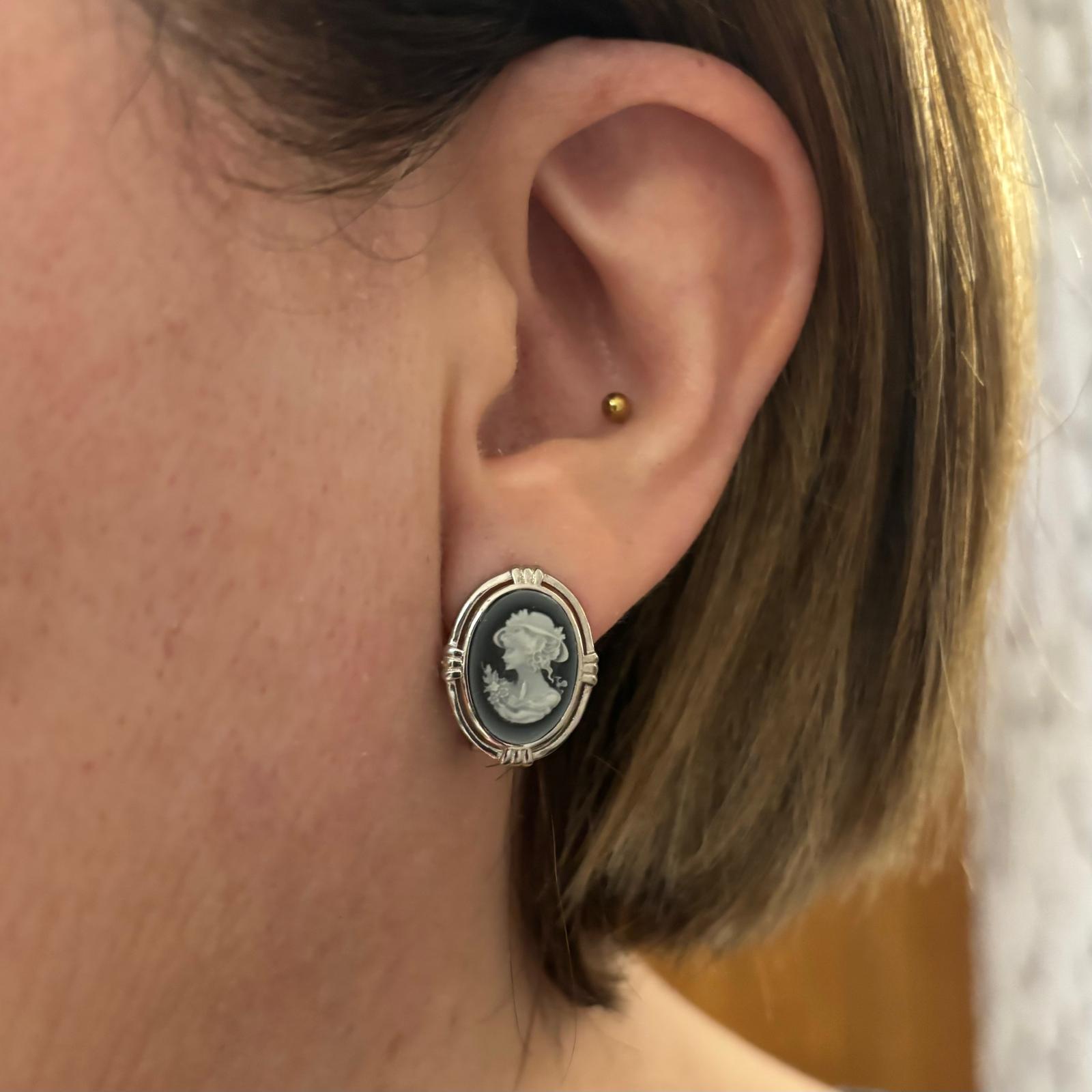 Pendientes camafeo negro en Plata de ley y cierre omega 3