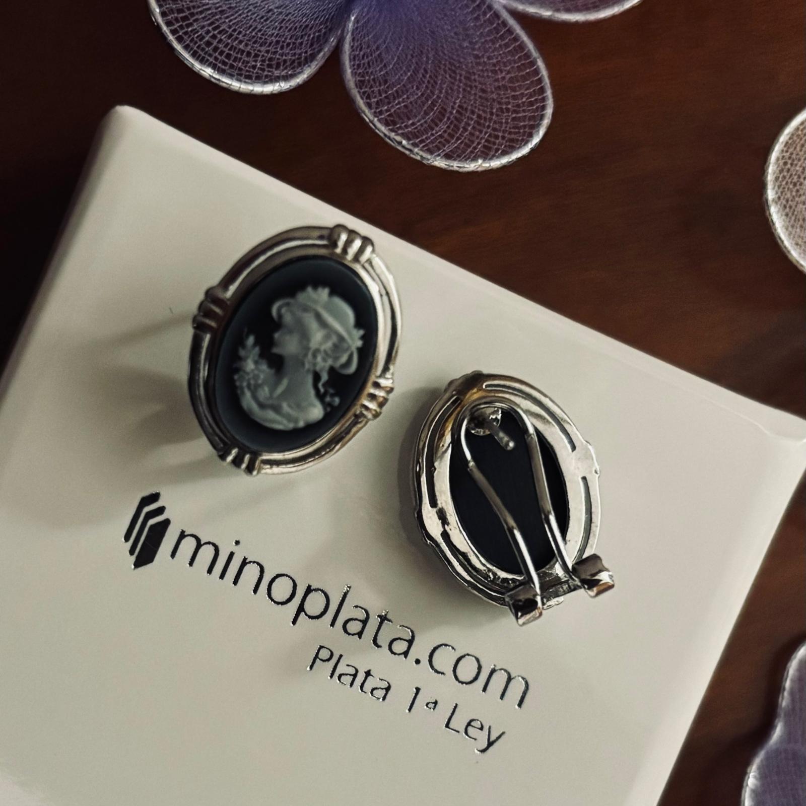 Pendientes camafeo negro en Plata de ley y cierre omega 4