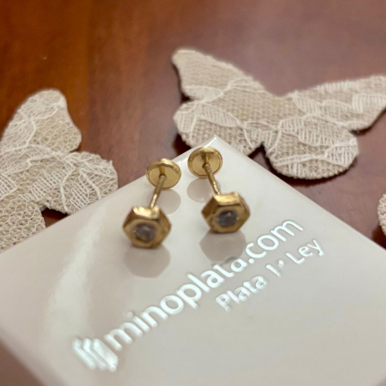 Pendientes hexagonales de Plata de ley chapada en Oro con Circonita 6mm