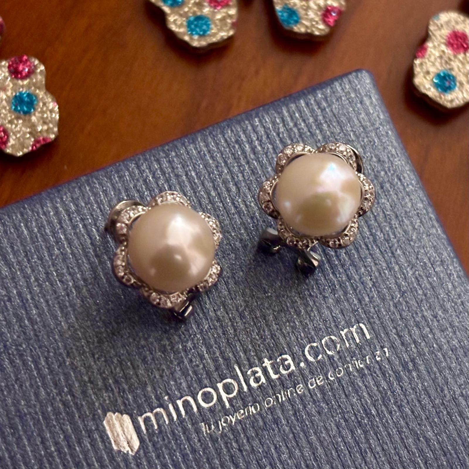 Pendientes flor de Plata rodiada y Perlas de río con cierre omega 1