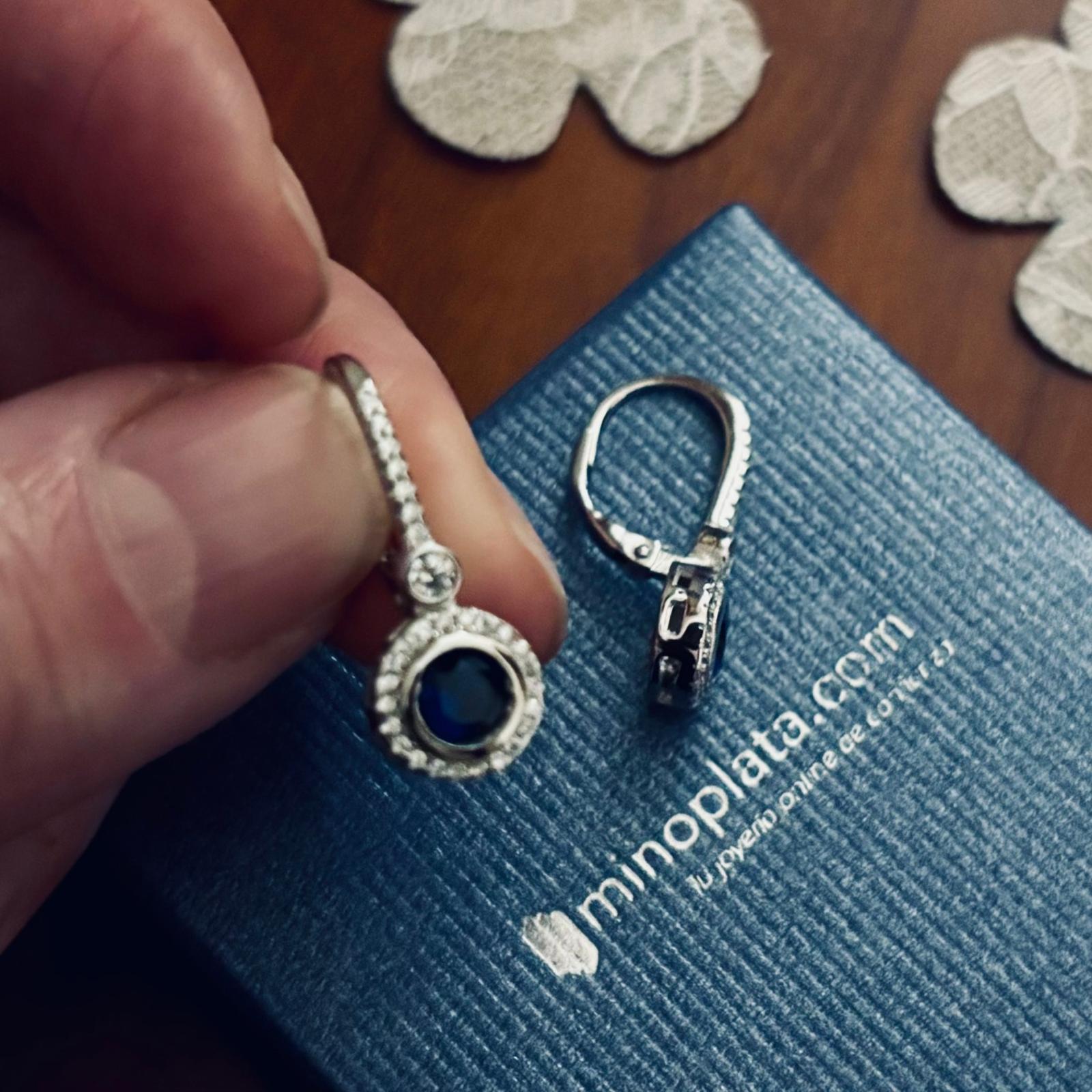 Pendientes largos de Plata rodiada con Circontias blancas y azul
