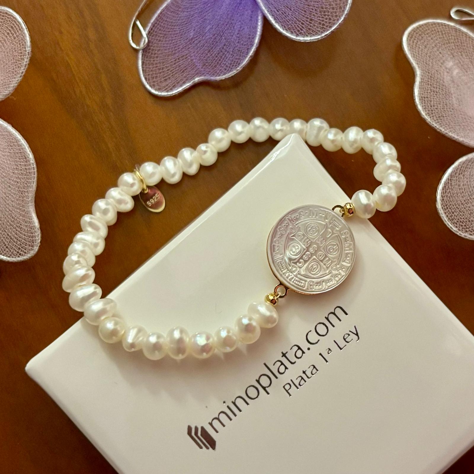 Pulsera de San Benito con Perlas Cultivadas y Plata de ley dorada