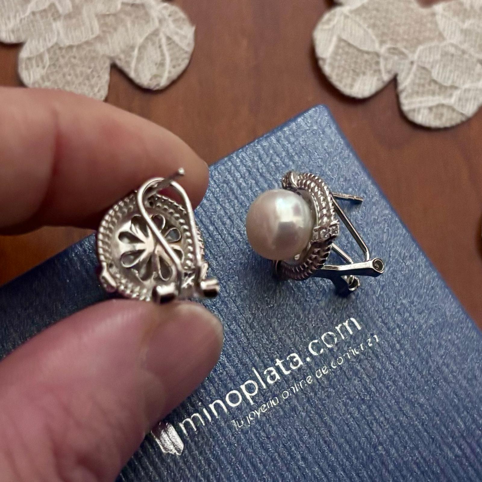 Pendientes flor de Plata rodiada y Perlas de río con cierre omega 2