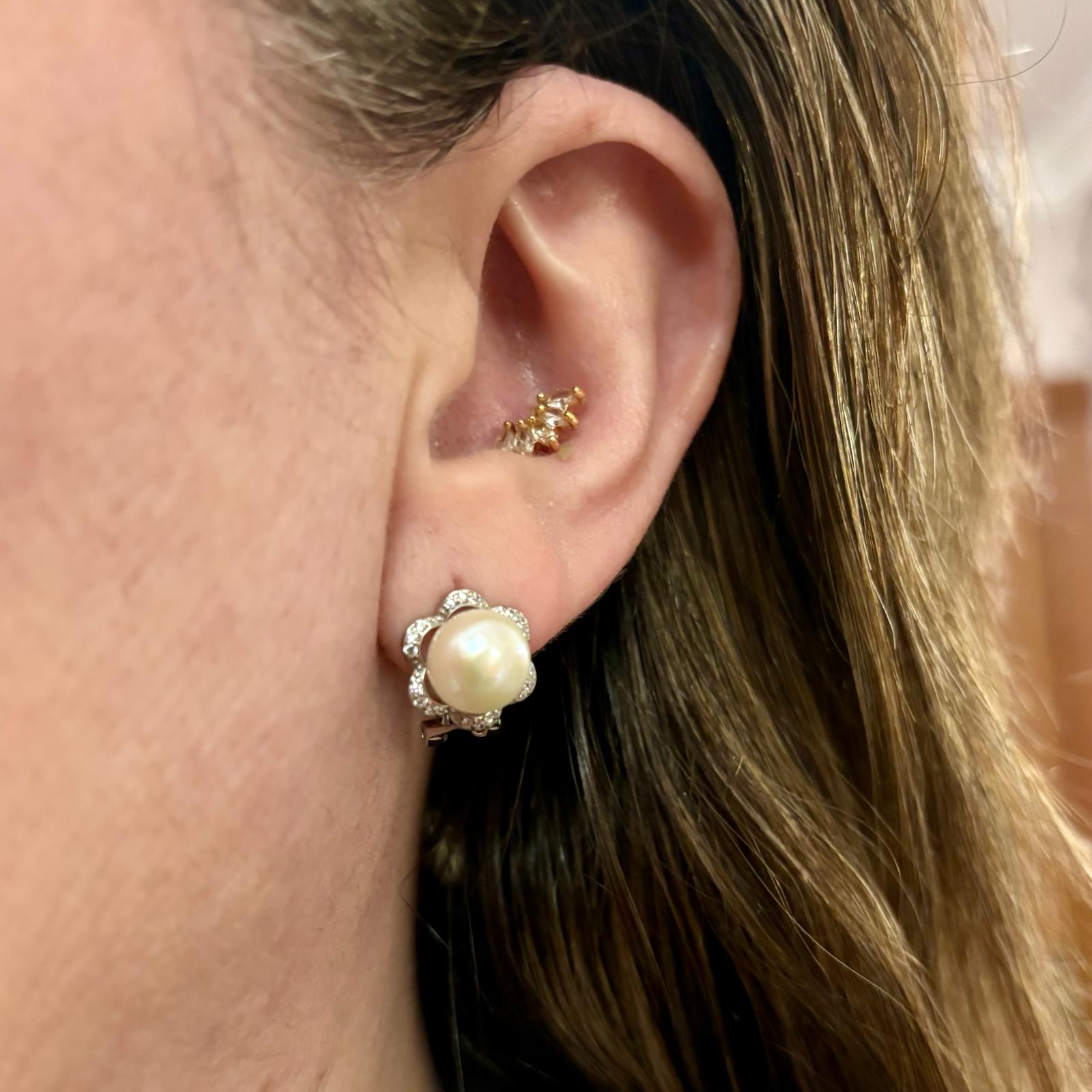 Pendientes flor de Plata rodiada y Perlas de río con cierre omega 3