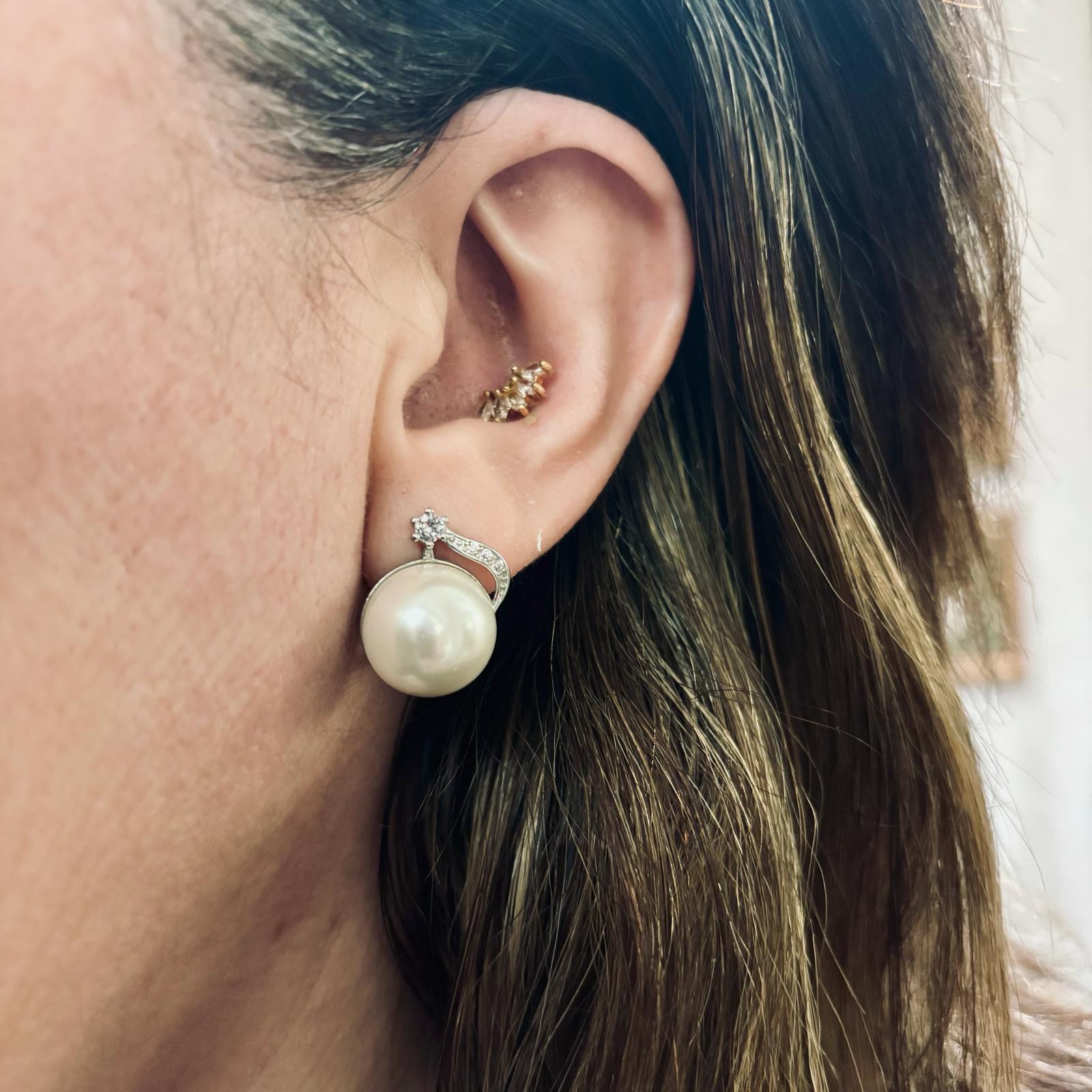 Pendientes Perlas cultivadas 14mm y Circonitas en Plata de ley rodiada con cierre omega 3