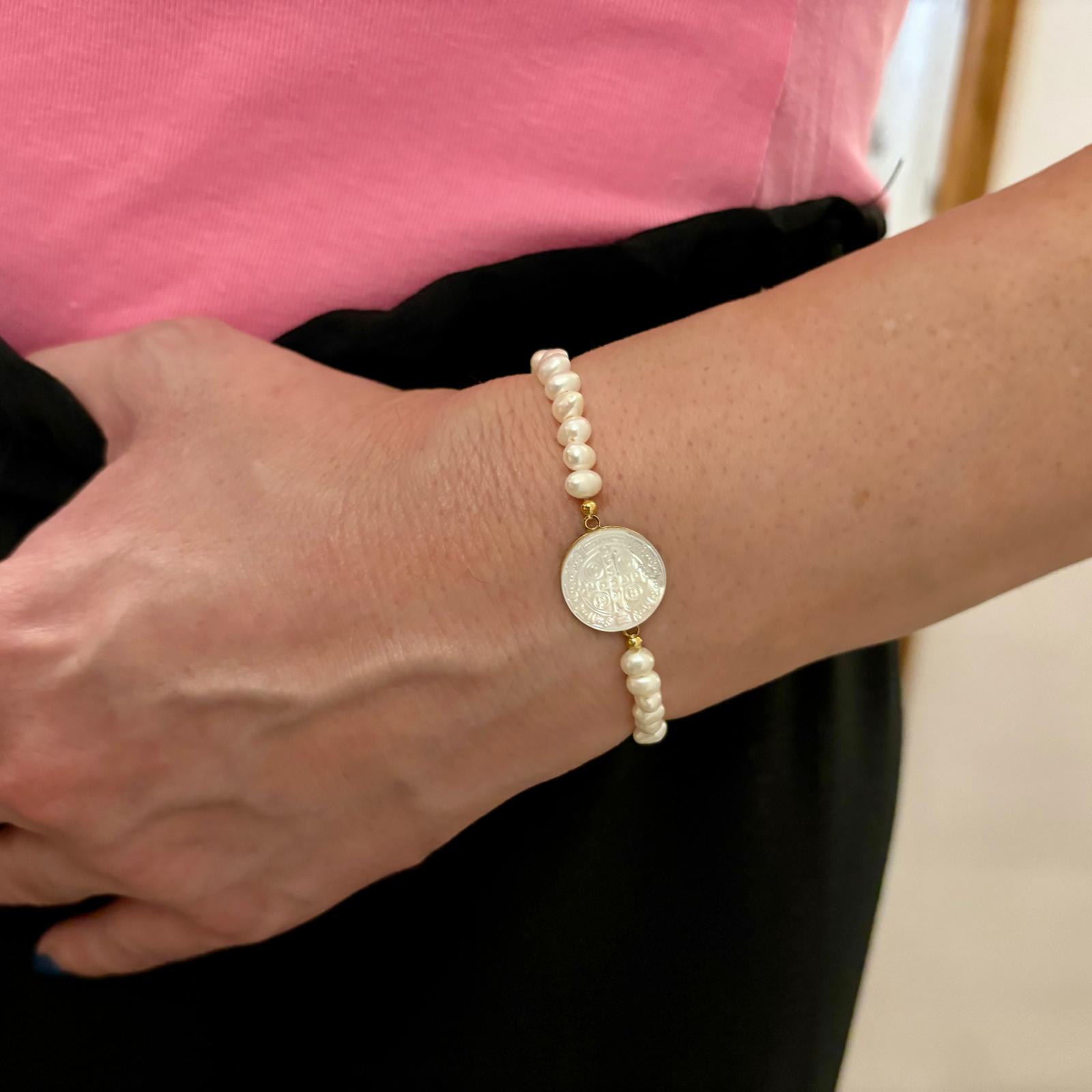 Pulsera de San Benito con Perlas Cultivadas y Plata de ley dorada 3