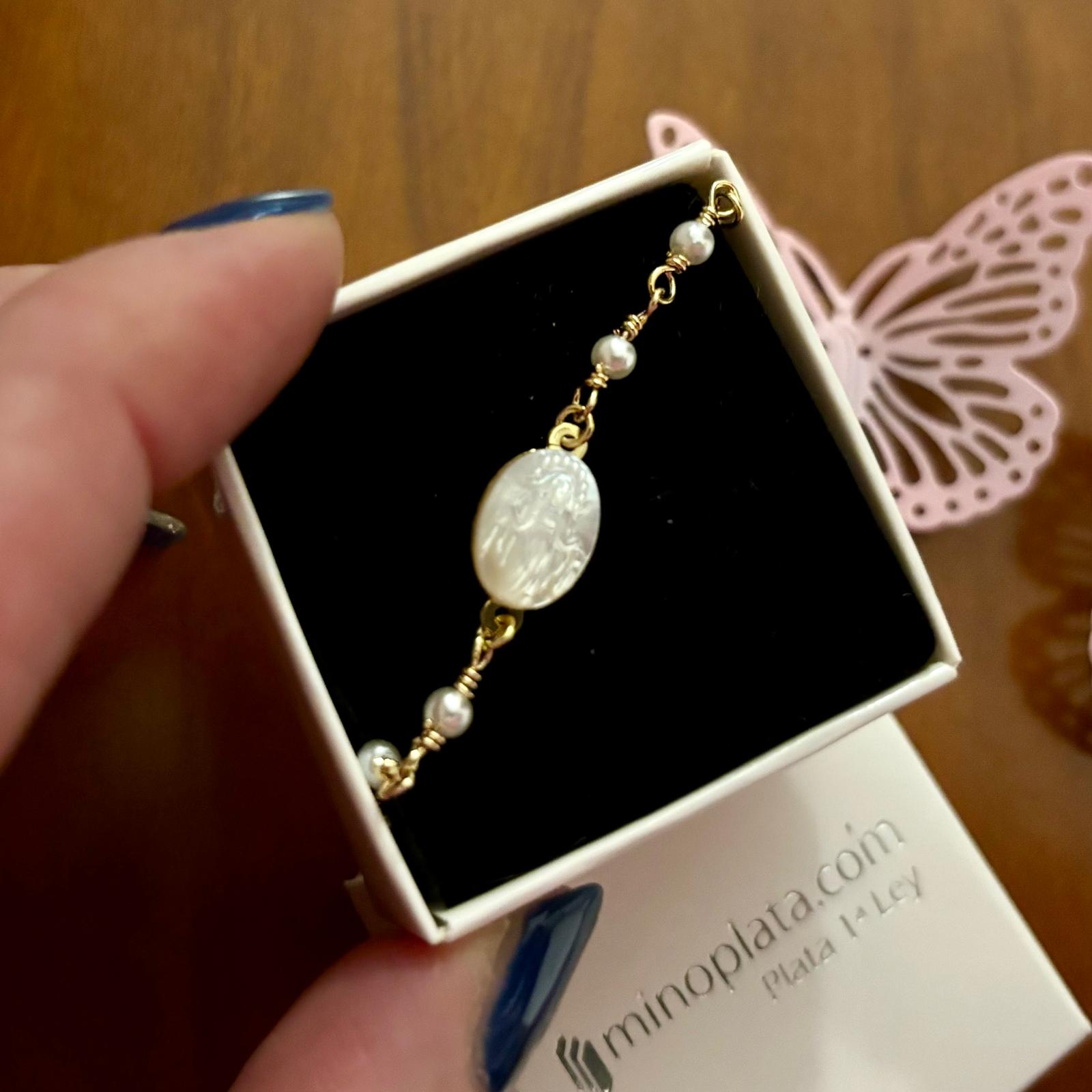 Pulsera Virgen Milagrosa de Nácar con Perlitas cultivadas en Plata dorada 3