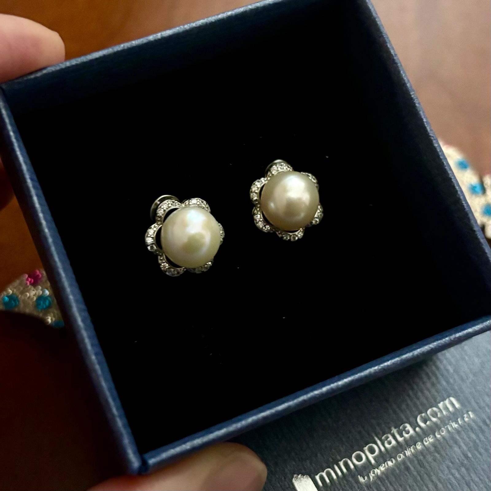 Pendientes flor de Plata rodiada y Perlas de río con cierre omega 4