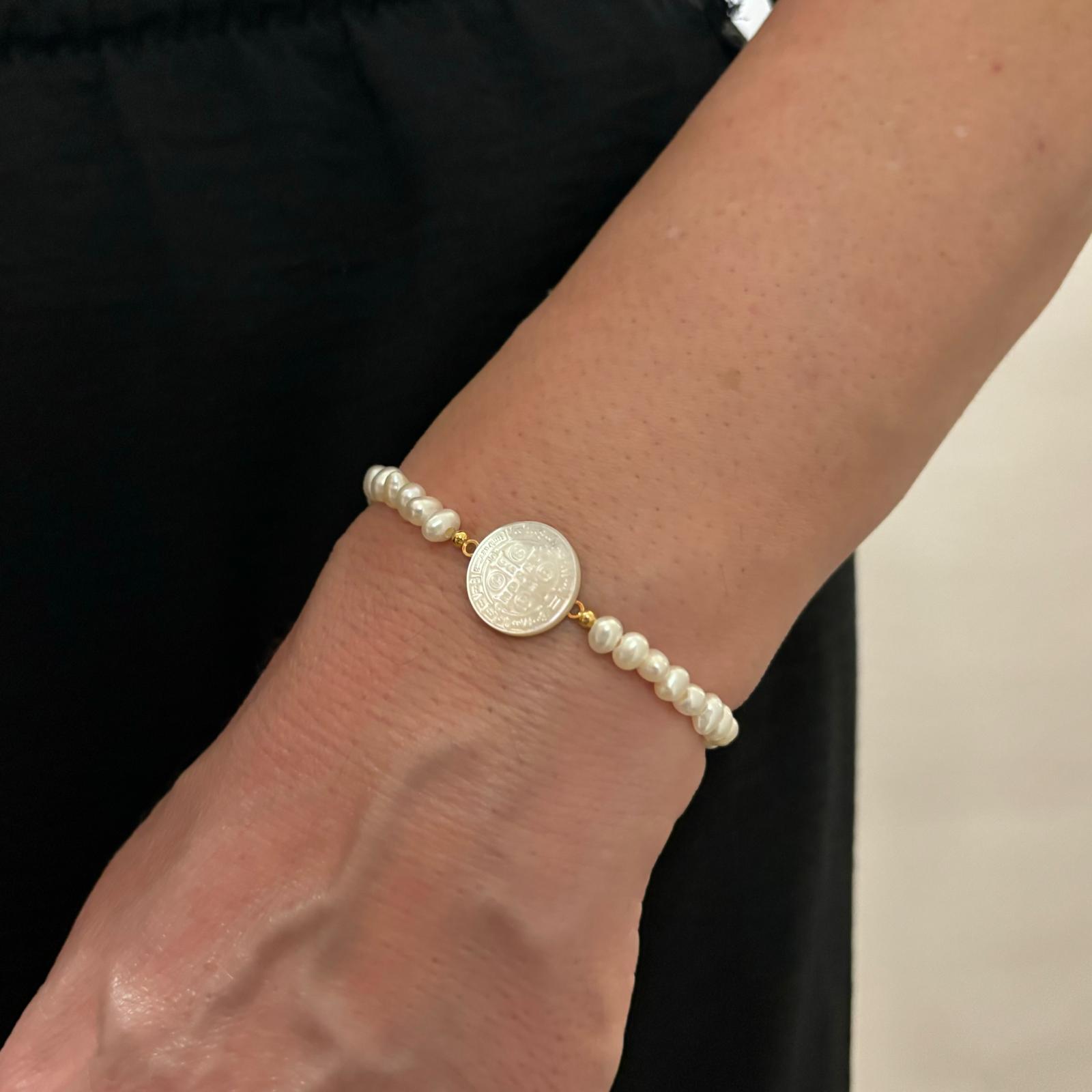 Pulsera de San Benito con Perlas Cultivadas y Plata de ley dorada 4