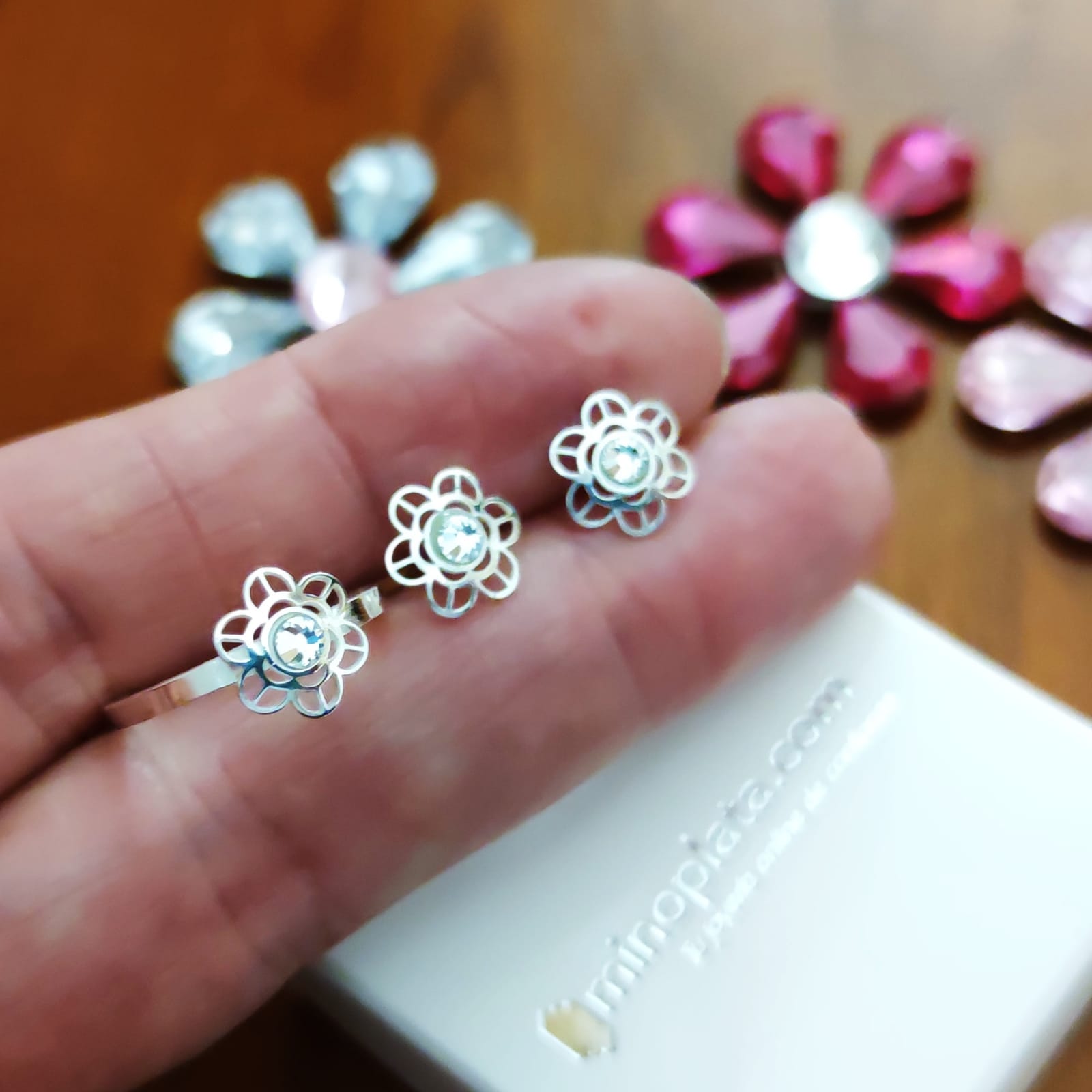 Aderezo flor de Plata de ley y Circonita para niña 3