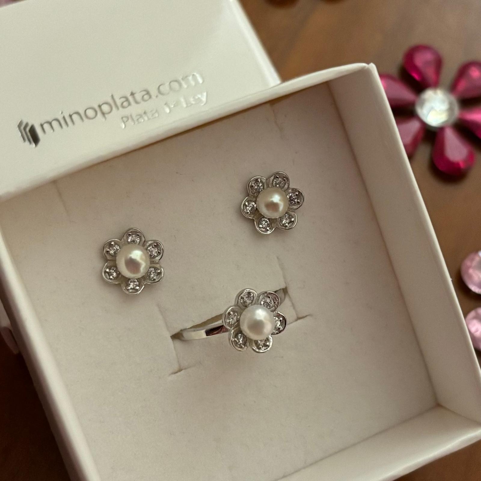 Conjunto flor Pendientes y Anillo de Plata rodiada con Perlas y Circonitas 1