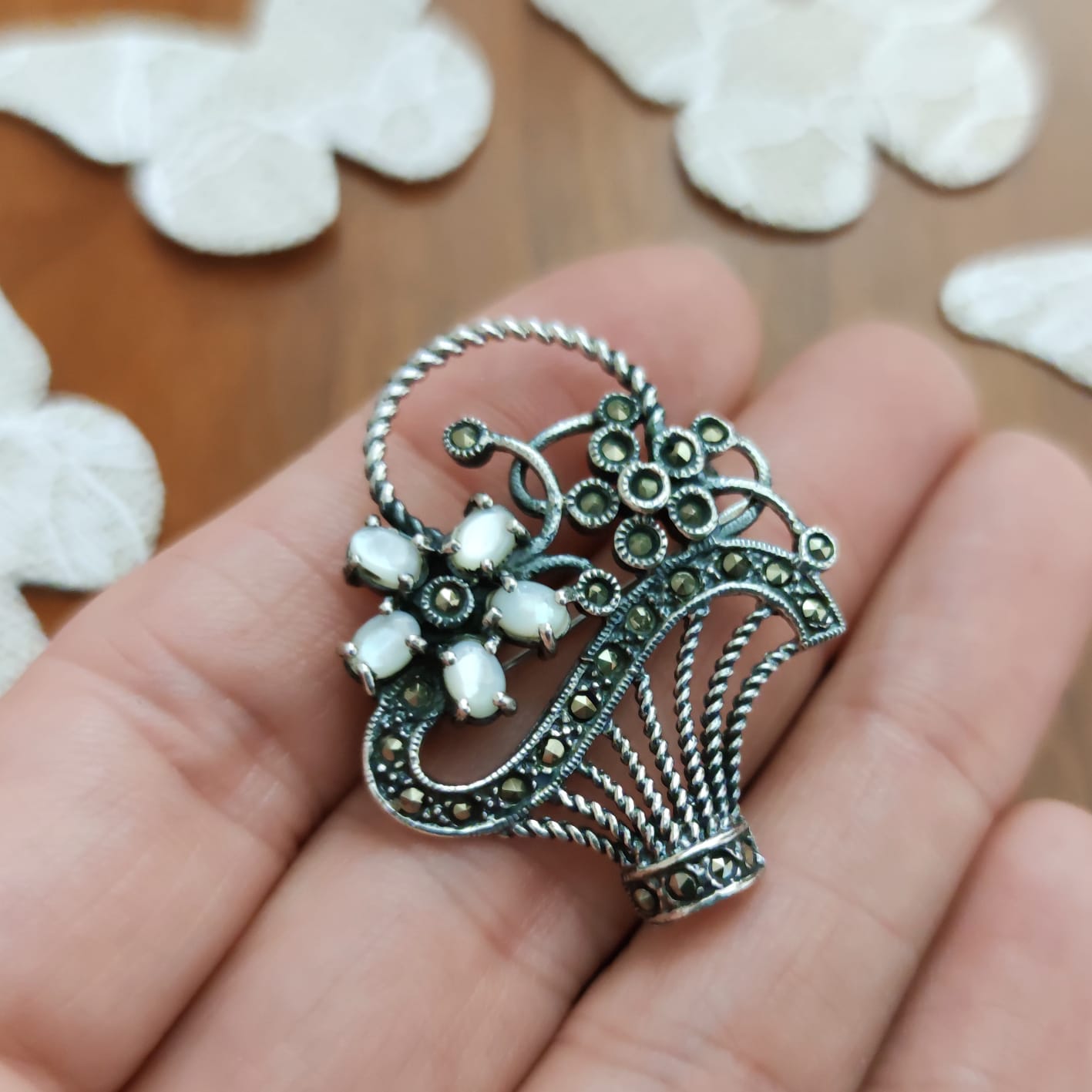 Broche cesta de flores en Plata vieja con Nácar y Marcasitas_1