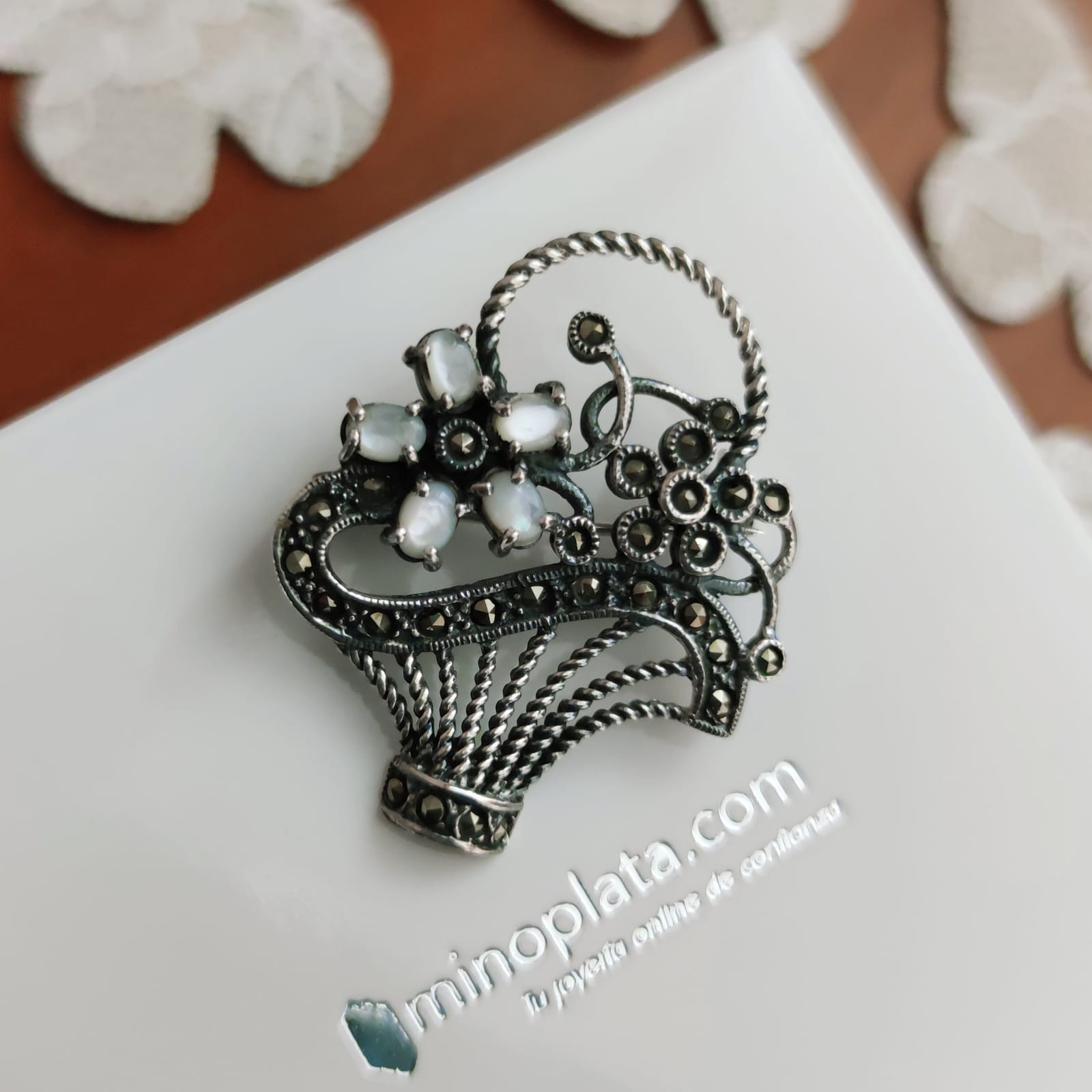 Broche cesta de flores en Plata vieja con Nácar y Marcasitas 4