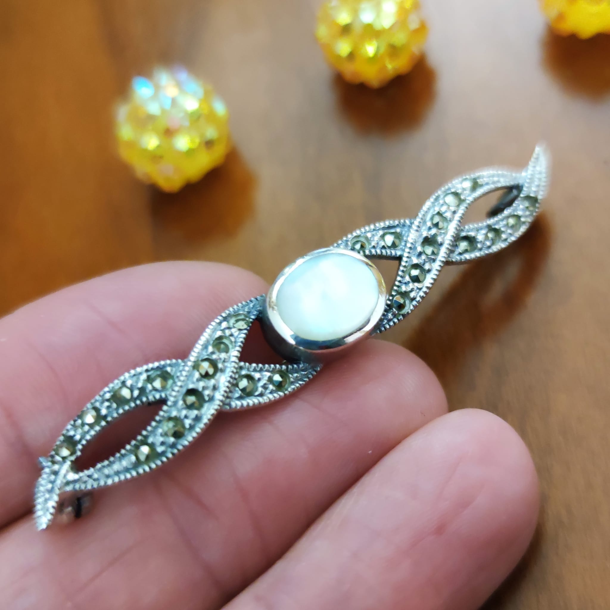 Alfiler de mantilla en Plata vieja con Nácar y piedras Marcasita_1