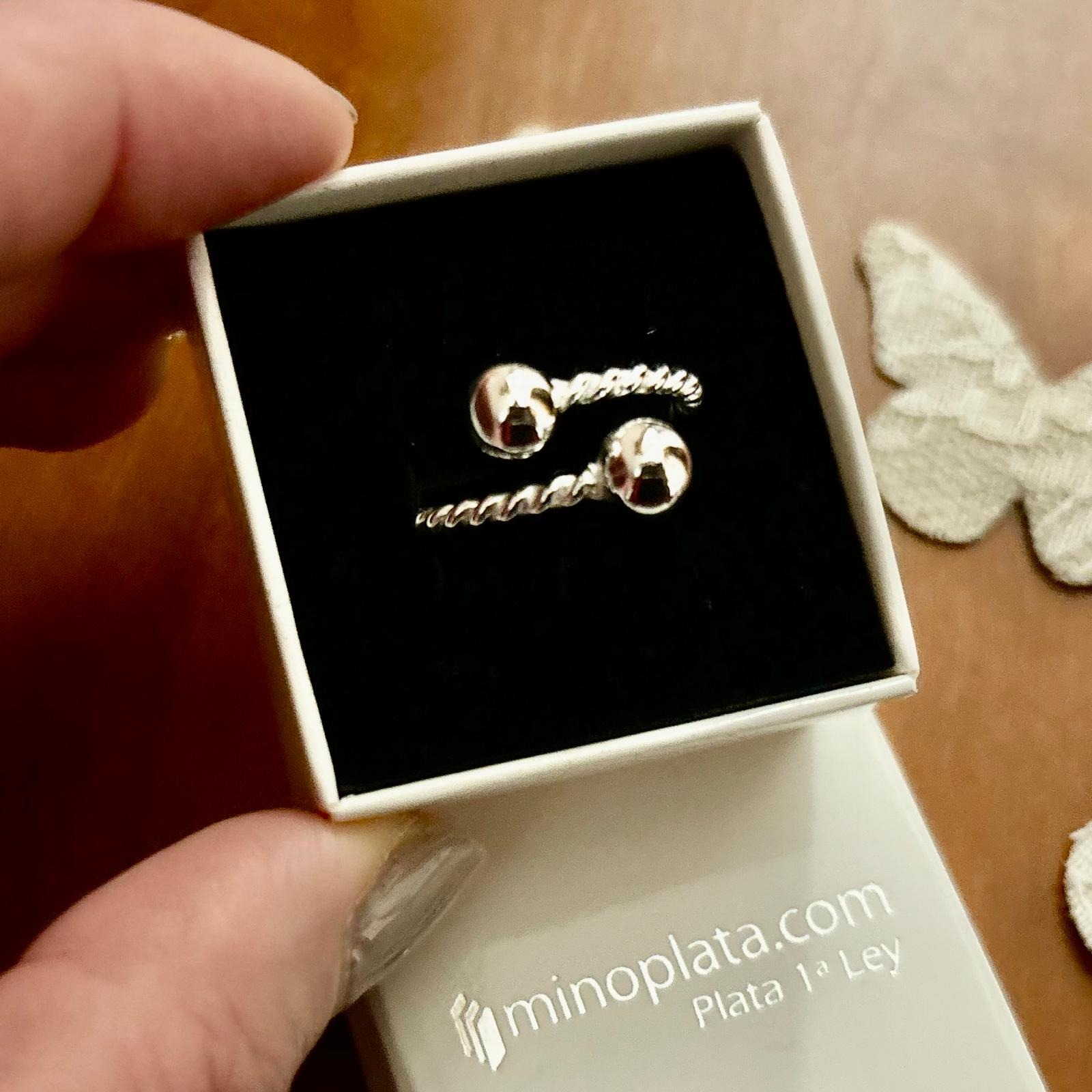 Anillo bolas 6 Mm. y cuerpo reliado de Plata de ley 3