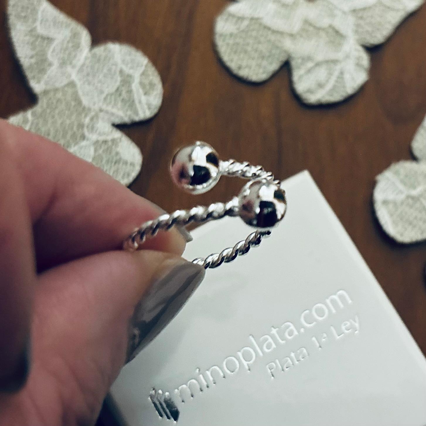 Anillo bolas 6 Mm. y cuerpo reliado de Plata de ley 1
