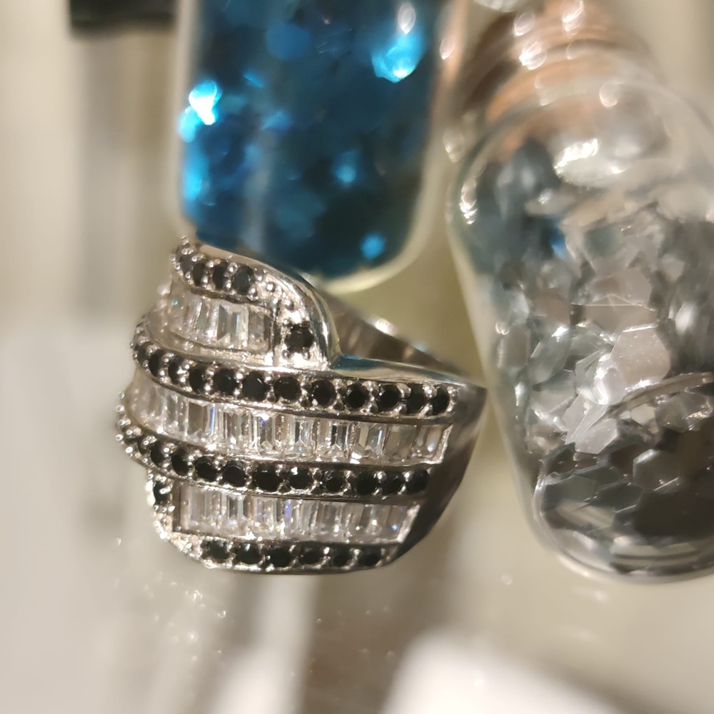 Anillo de Plata con Circonitas Blancas y Negras 2