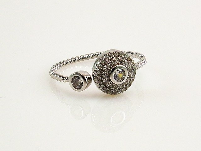 Anillo reliado de Plata y Circontas blancas