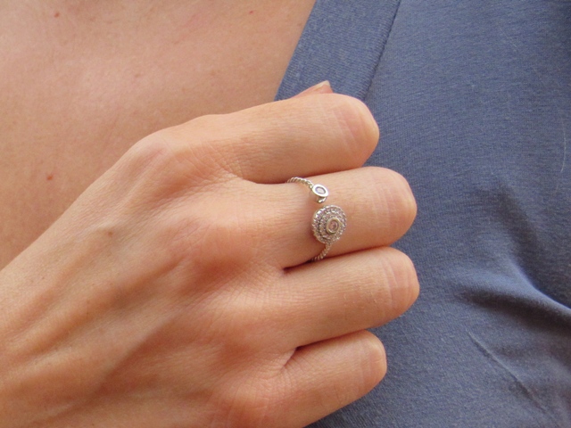 Anillo reliado de Plata y Circontas blancas 1