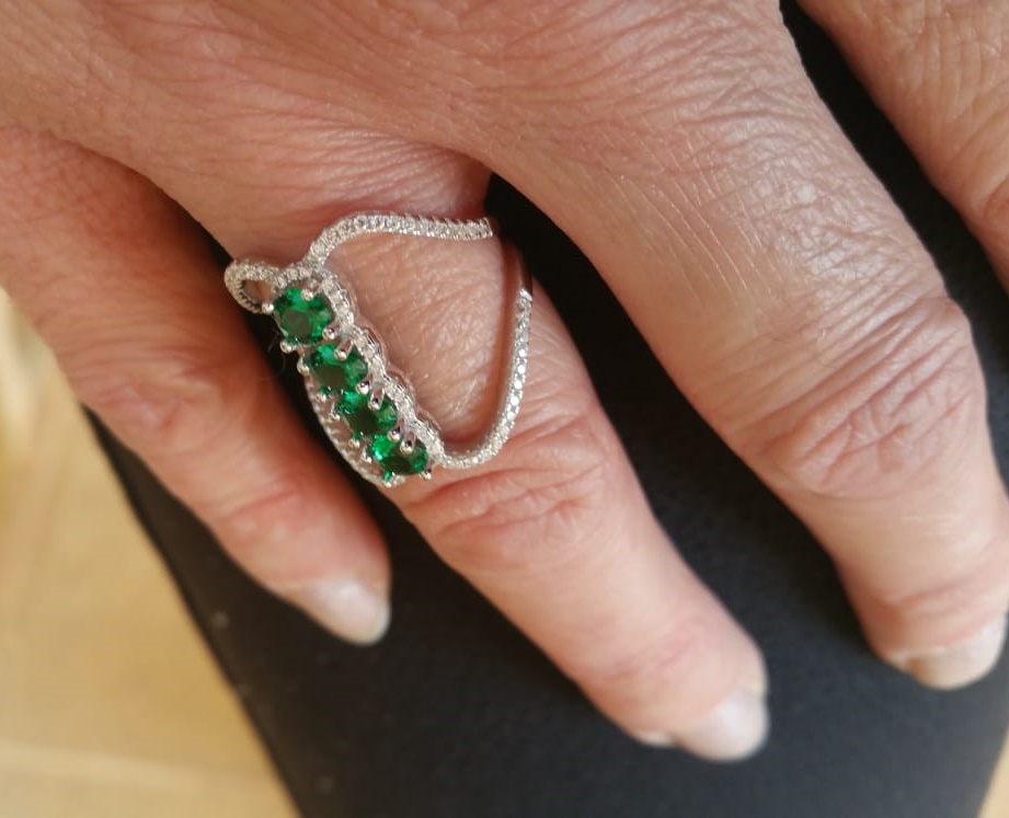 Anillo mujer en Plata rodiada con Circonitas verdes y blancas 4