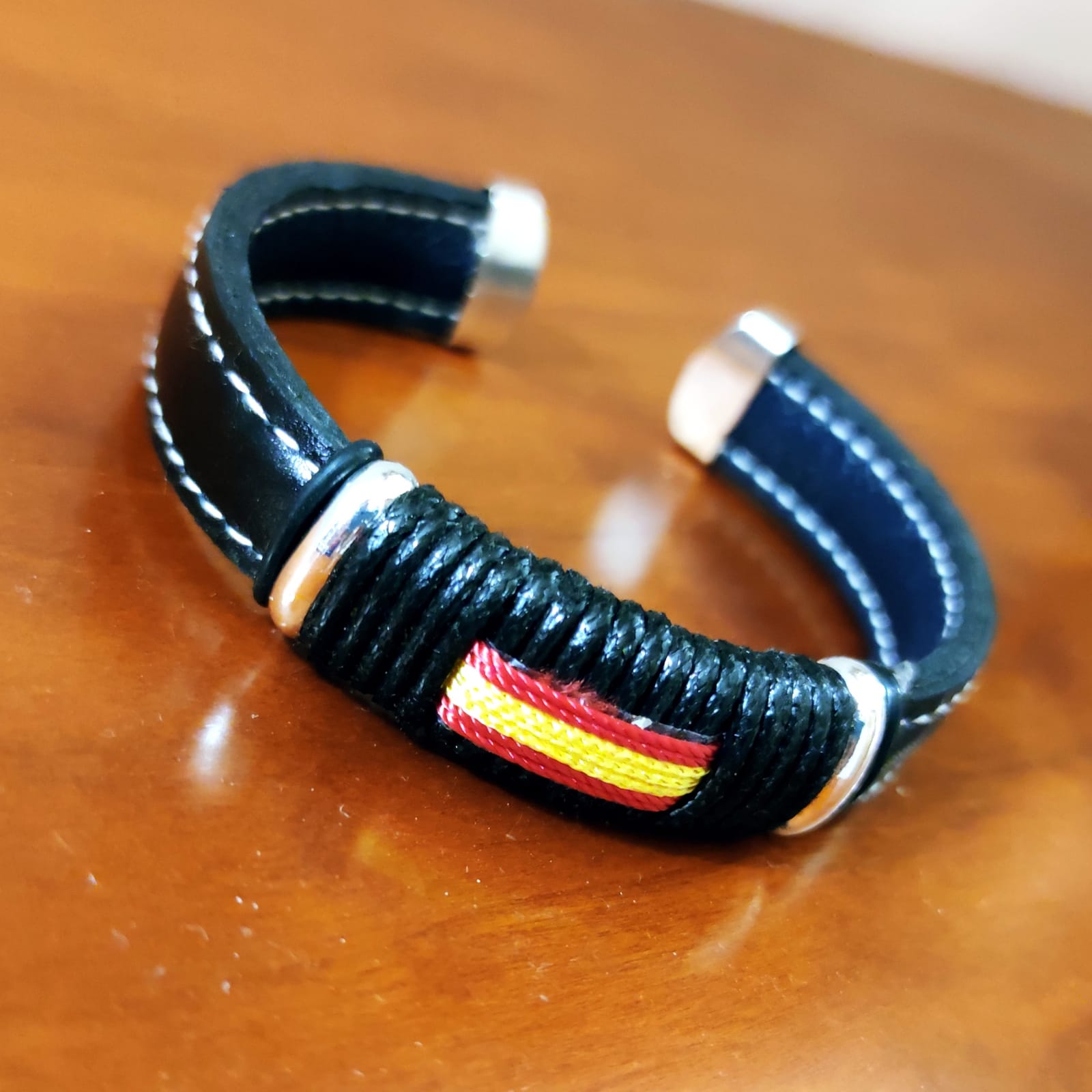 Pulsera Piel negra pespuntes y Plata bandera de España