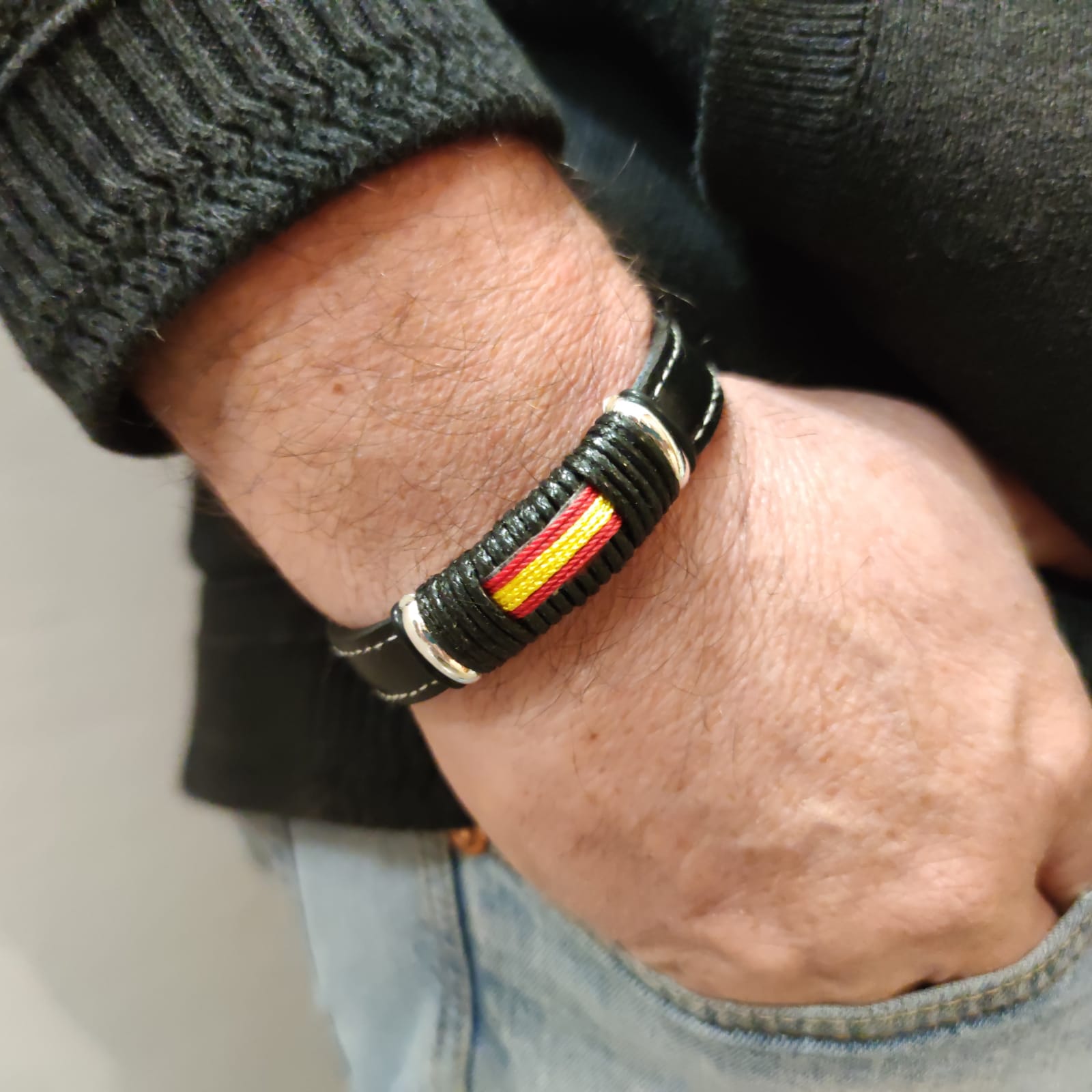 Pulsera Piel negra pespuntes y Plata bandera de España 1