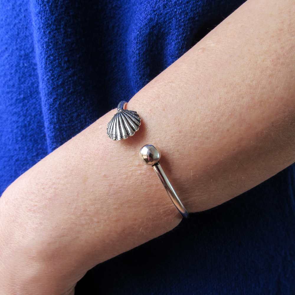 Pulsera brazalete bola y concha de Plata de ley 1