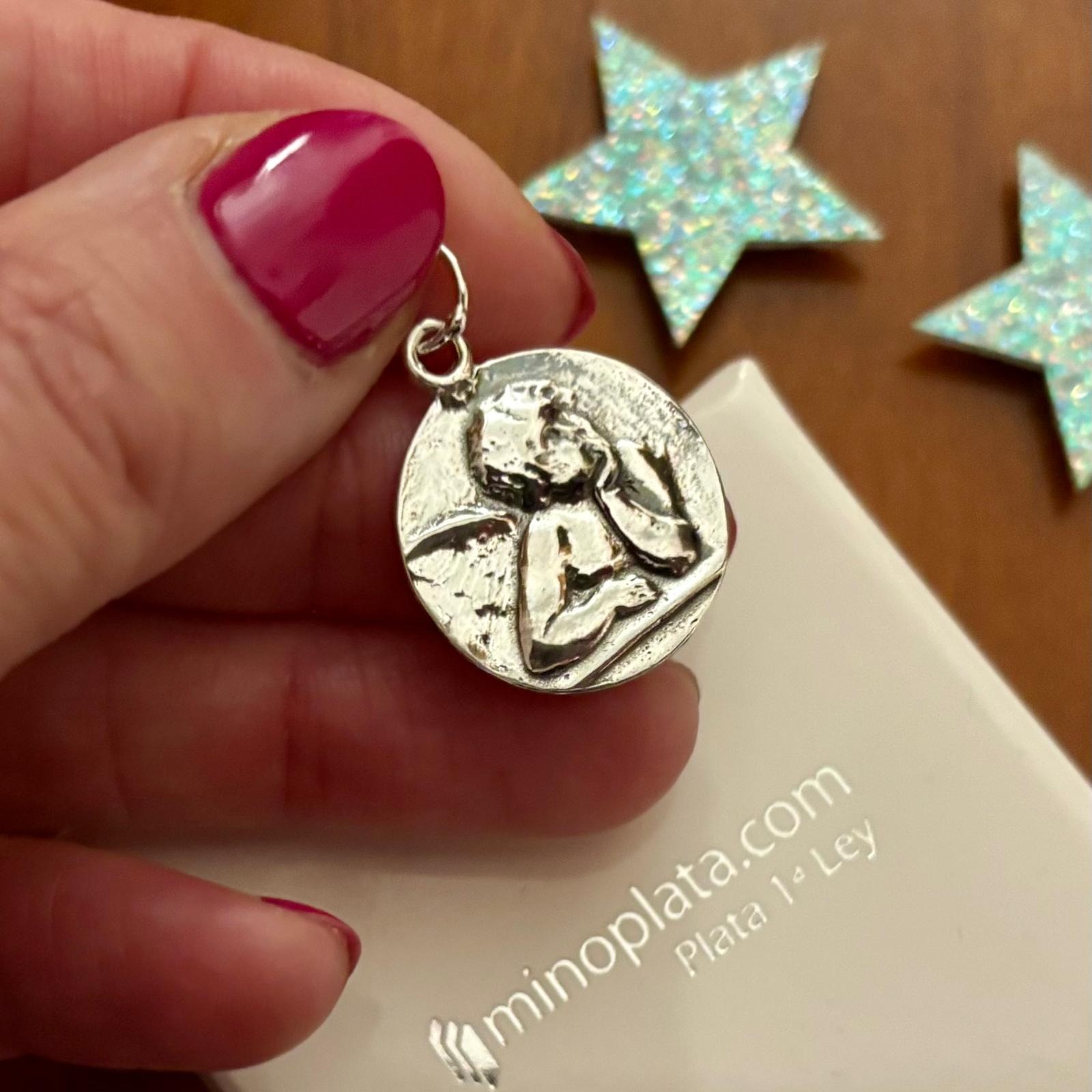 Colgante angelito en relieve de Plata de ley 20 Mm. 1