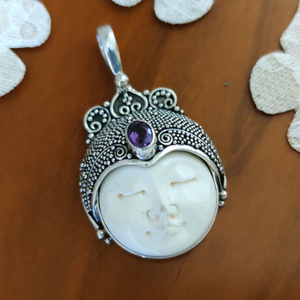 Colgante cara tallada en Hueso con Amatista y Plata de ley vieja