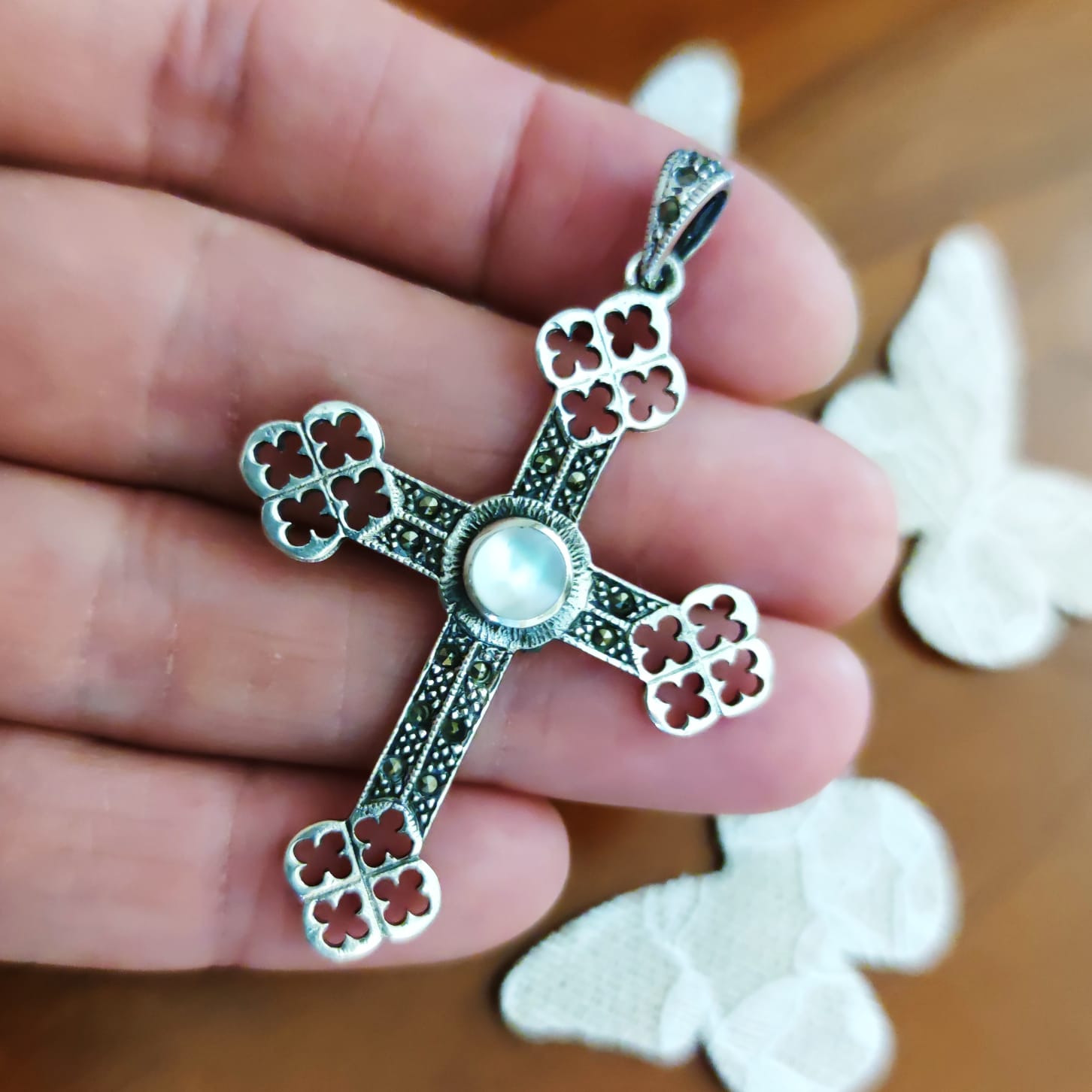 Crucifijo de Plata vieja calado con Marcasitas y Nácar blanco 2
